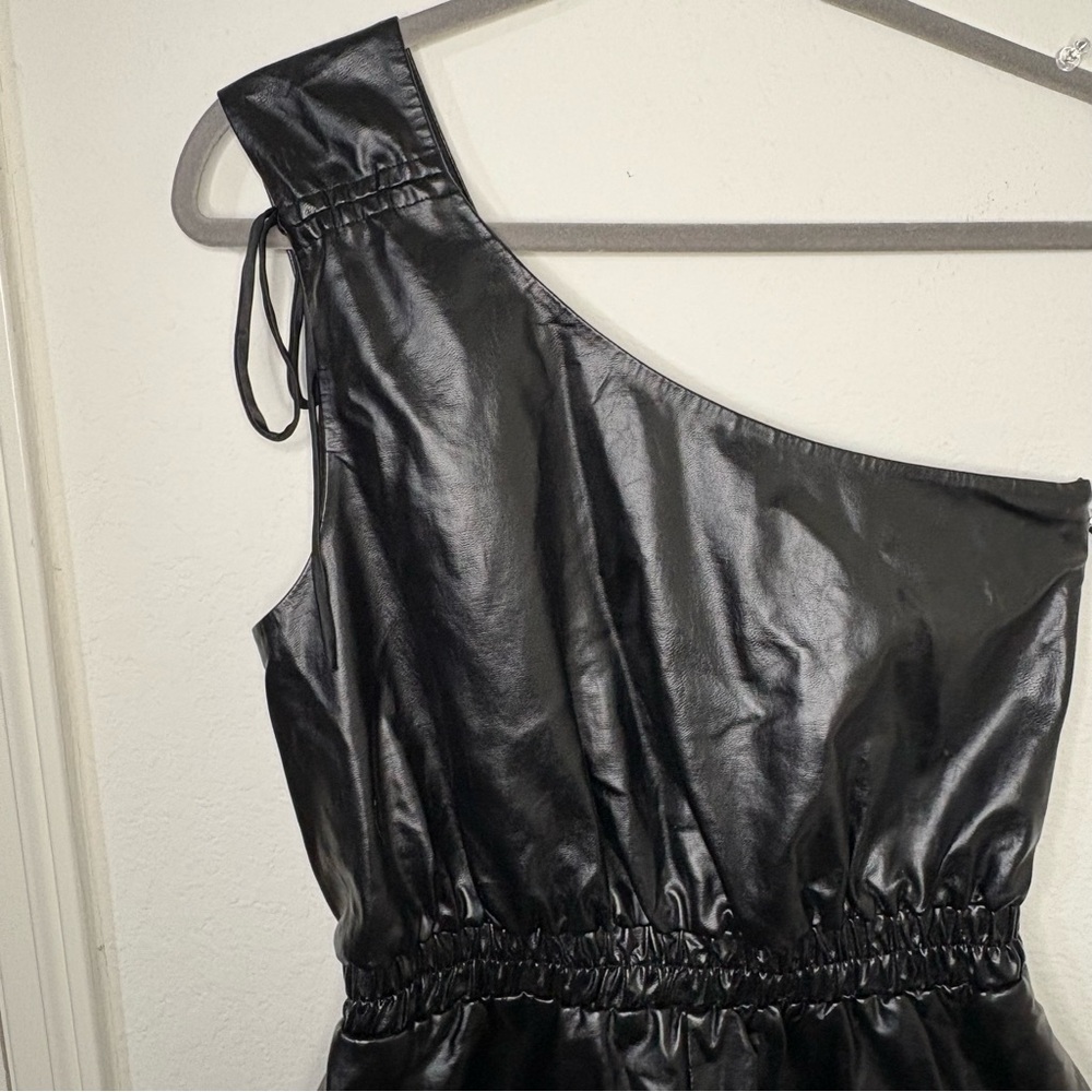 Lovers and Friends REVOLE Black Faux Leather Sleek One Shoulder Romper NWT - Picture 4 of 16